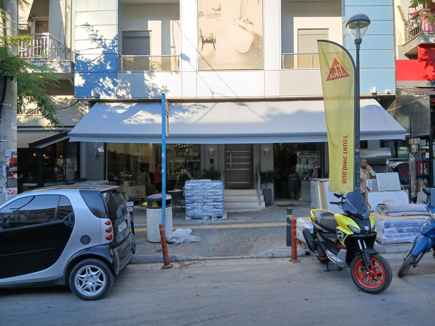 Λευκή κασετίνα σε βιτρίνα καταστήματος