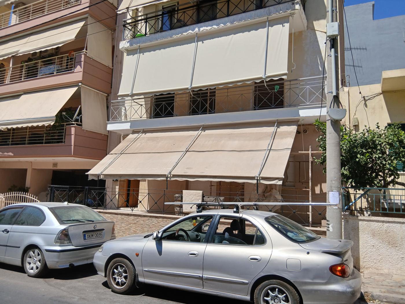 Μπεζ τέντες σε πολυκατοικία, οικιακό έργο