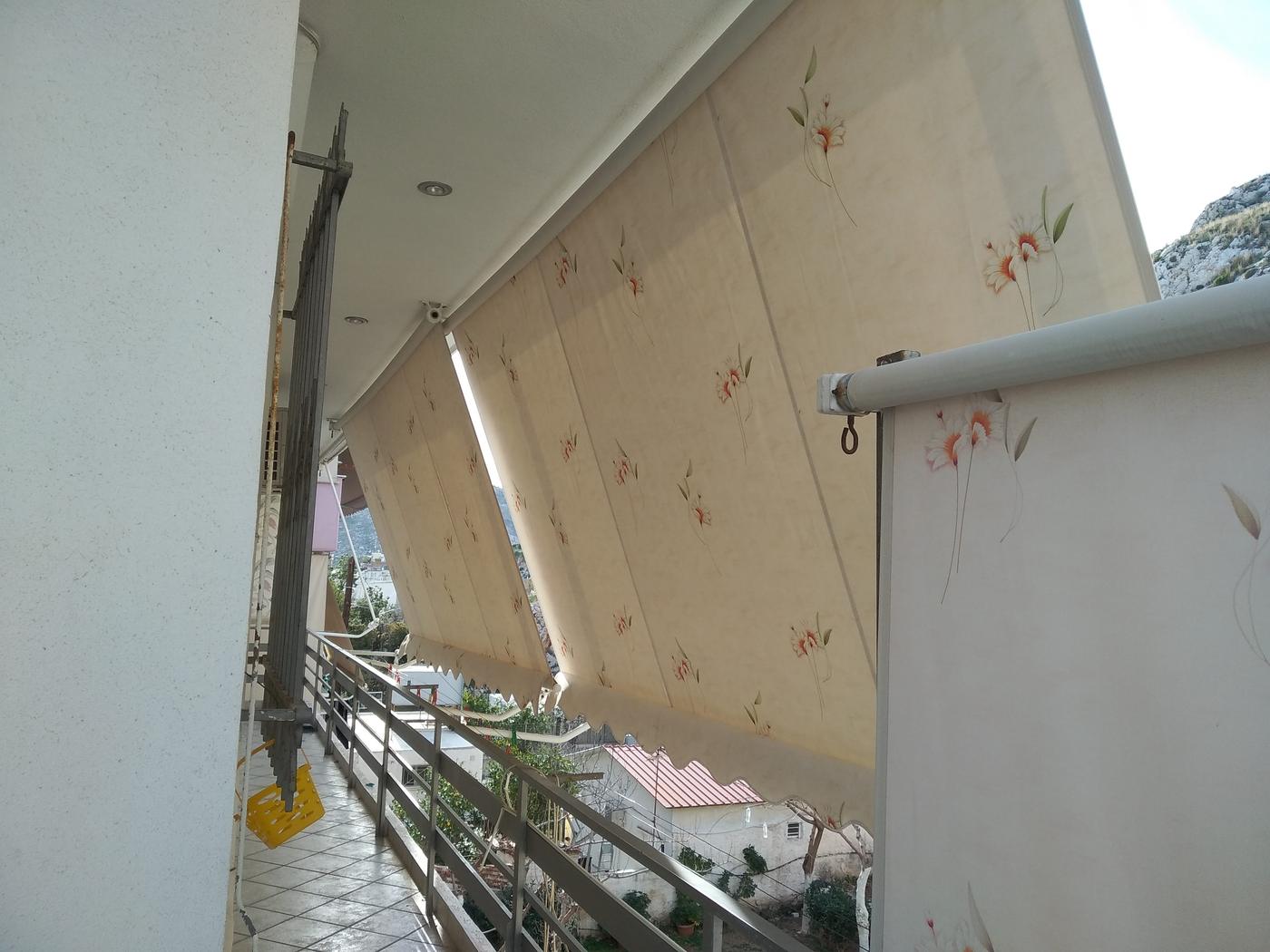 Κάθετες τέντες με floral ύφασμα σε μπαλκόνι