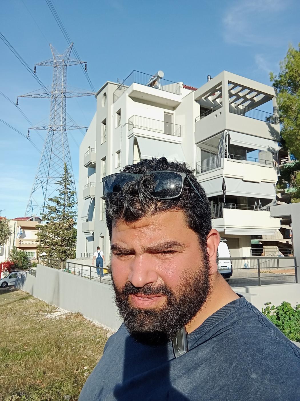 Λάμπρος Τόπαλης μπροστά από ολοκληρωμένο έργο κάθετων τεντών