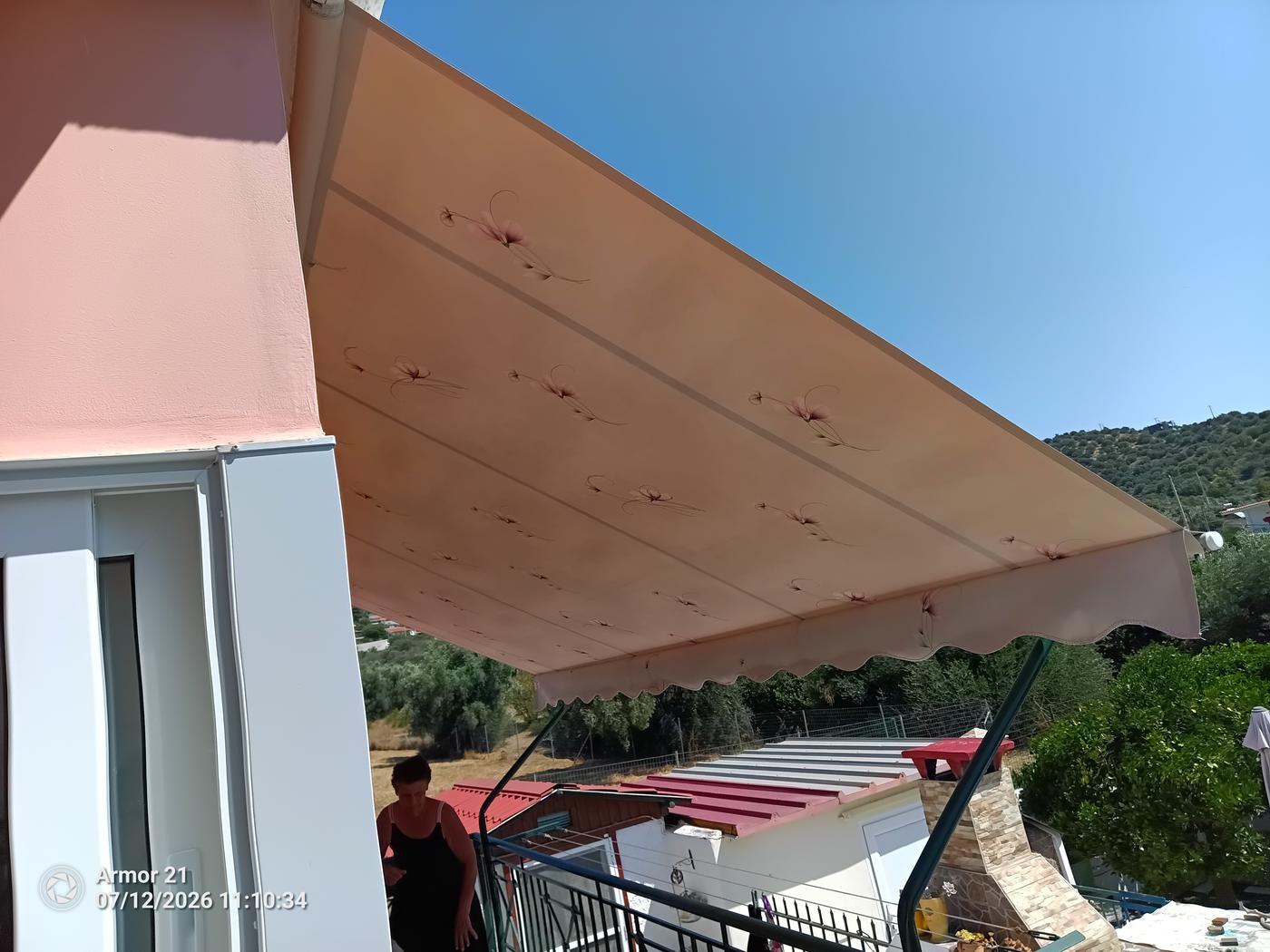 Τέντα με floral σχέδιο σε εξοχική κατοικία